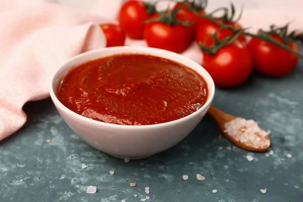 Bowl Tasty Tomato Paste Salt Fresh Vegetables Grey Grunge Background — Stock Photo, Image