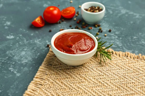 Bol Avec Pâte Tomate Savoureuse Romarin Maïs Poivré Sur Fond — Photo