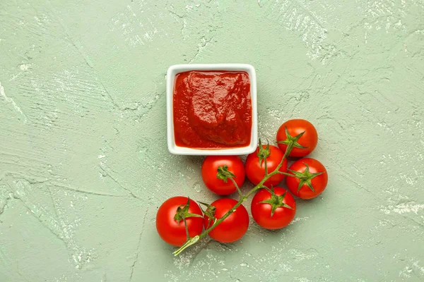 おいしいトマトペーストと緑のグランジの背景に新鮮な野菜とボウル — ストック写真