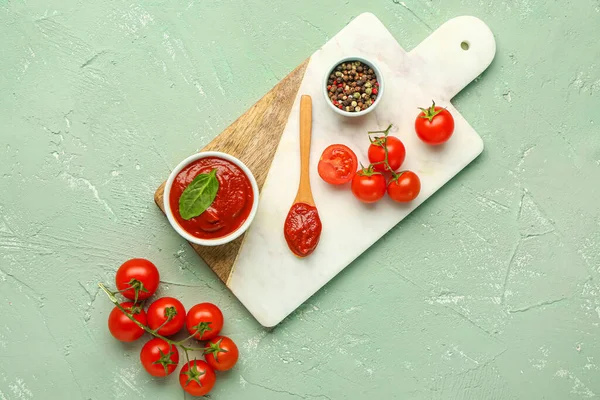 Deska Miską Smacznej Pasty Pomidorowej Pieprzu Świeżych Warzyw Zielonym Tle — Zdjęcie stockowe