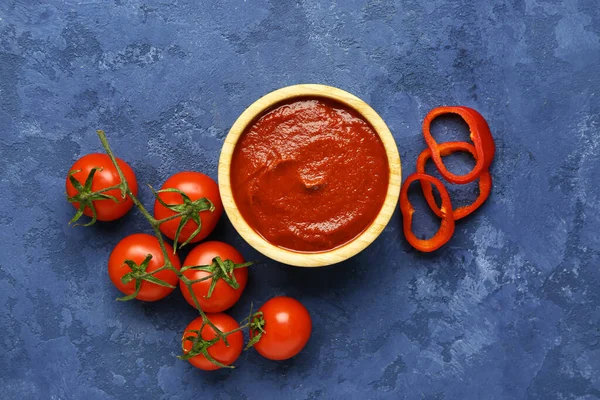 Μπολ Νόστιμη Πελτέ Ντομάτας Και Φρέσκα Λαχανικά Μπλε Φόντο Grunge — Φωτογραφία Αρχείου