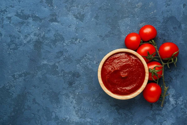 Cuenco Con Sabrosa Pasta Tomate Verduras Frescas Sobre Fondo Grunge — Foto de Stock