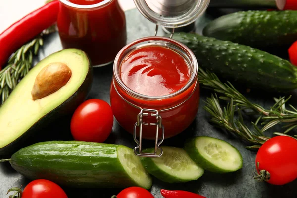 Glas Mit Leckerem Ketchup Und Frischem Gemüse Auf Dem Tisch — Stockfoto