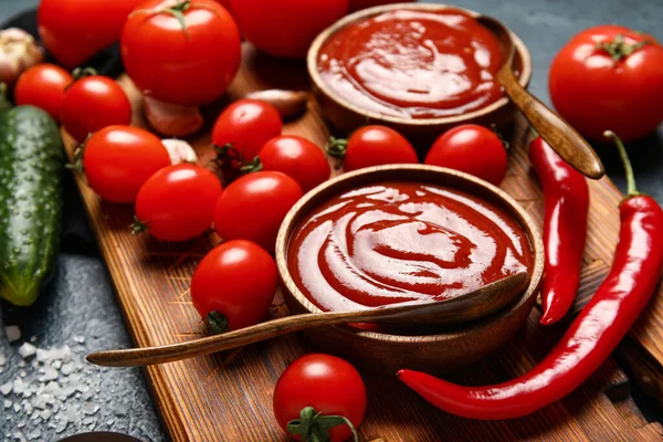 Schüssel Mit Leckerem Ketchup Und Frischem Gemüse Auf Dunklem Hintergrund — Stockfoto