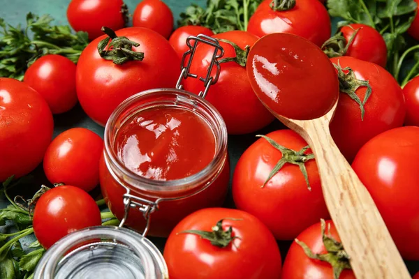 Jar Tasty Ketchup Fresh Vegetables Table Closeup — Stock Photo, Image