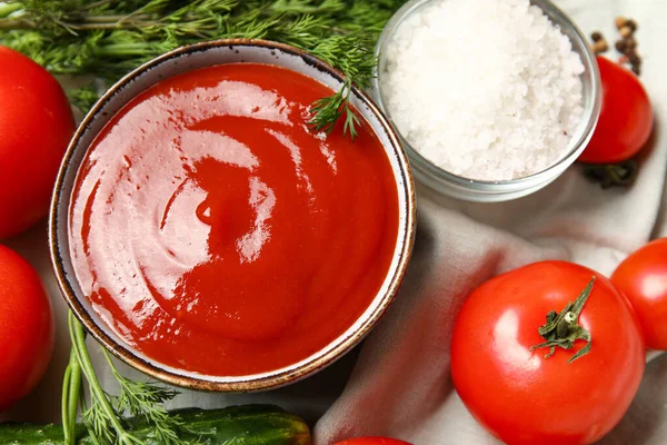 Schüssel Mit Leckerem Ketchup Und Frischen Tomaten Auf Dem Tisch — Stockfoto
