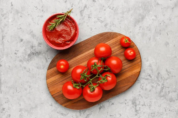 Bowl Tasty Tomato Paste Fresh Vegetables Grunge Background — Stock Photo, Image