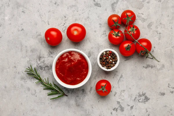 Bowl Tasty Tomato Paste Fresh Vegetables Grunge Background — Stock Photo, Image
