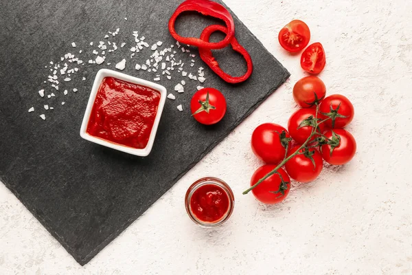Bol Avec Pâte Tomate Savoureuse Légumes Frais Sur Fond Clair — Photo