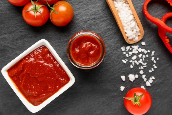 Schüssel Und Glas Mit Leckerer Tomatenmark Auf Dunklem Hintergrund — Stockfoto