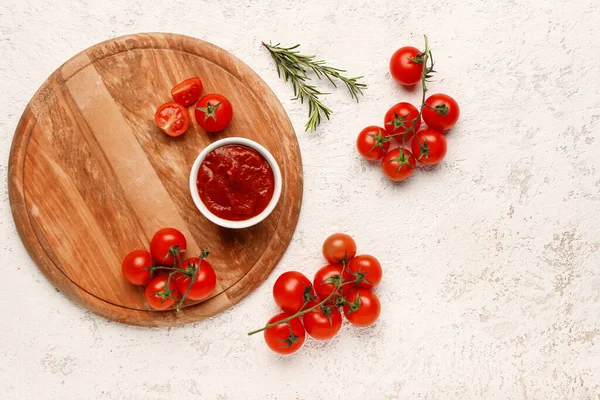 Bowl Tasty Tomato Paste Fresh Vegetables Light Background — Stock Photo, Image
