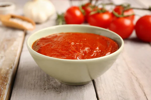 가벼운 배경에 맛있는 토마토 반죽을 바르고 뚜껑을 덮는다 — 스톡 사진
