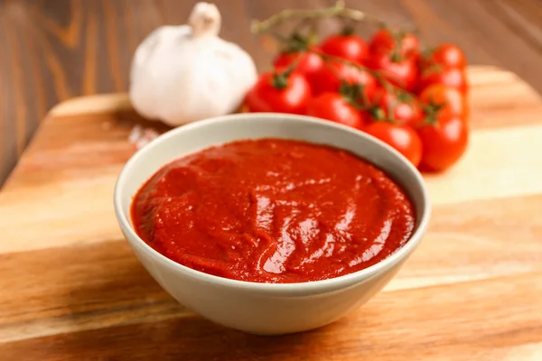 Miska Smaczną Pastą Pomidorową Drewnianym Tle Zbliżenie — Zdjęcie stockowe