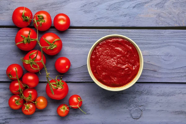 Bol Avec Pâte Tomate Savoureuse Légumes Frais Sur Fond Bois — Photo