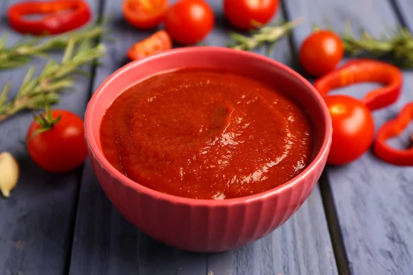 배경에 맛있는 토마토 페이스트를 — 스톡 사진