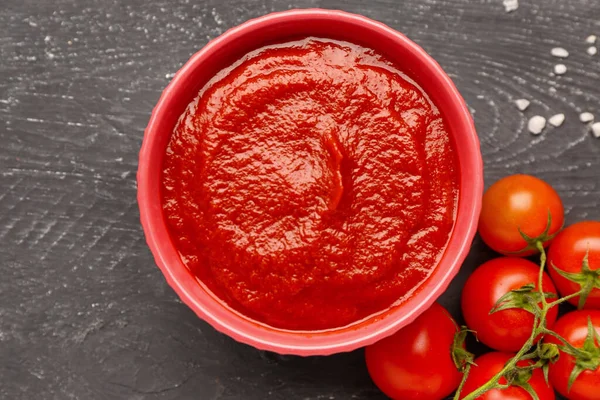 Miska Smaczną Pastą Pomidorową Ciemnym Drewnianym Tle Zbliżenie — Zdjęcie stockowe