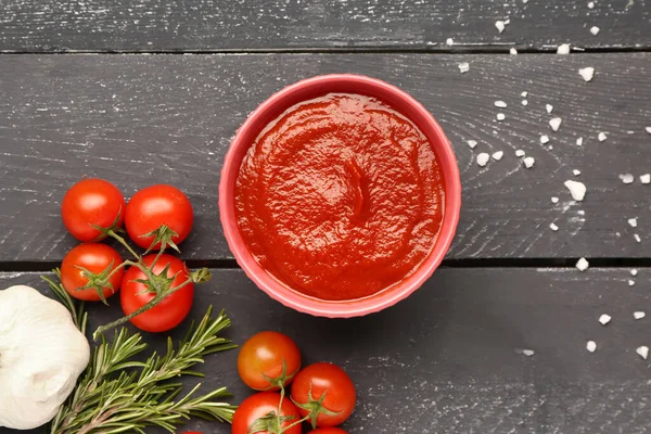 Schüssel Mit Leckerer Tomatenmark Und Frischem Gemüse Auf Dunklem Holzgrund — Stockfoto
