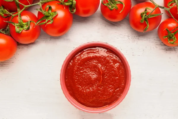 Bol Avec Pâte Tomate Savoureuse Légumes Frais Sur Fond Bois — Photo