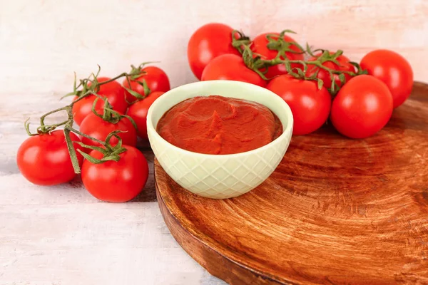 Schüssel Mit Leckerer Tomatenmark Und Frischem Gemüse Auf Hellem Holzgrund — Stockfoto