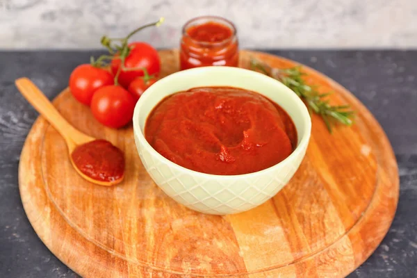 Schüssel Mit Leckerem Tomatenmark Auf Dem Tisch — Stockfoto