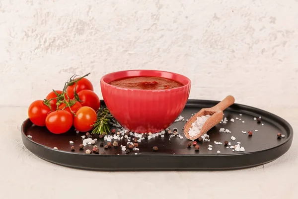 Schüssel Mit Leckerer Tomatenmark Und Frischem Gemüse Auf Hellem Hintergrund — Stockfoto