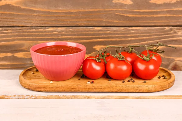 Schüssel Mit Leckerer Tomatenmark Und Frischem Gemüse Auf Dem Tisch — Stockfoto