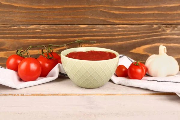 Schüssel Mit Leckerer Tomatenmark Und Frischem Gemüse Auf Dem Tisch — Stockfoto