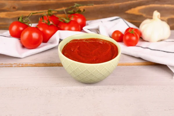 Cuenco Con Sabrosa Pasta Tomate Mesa — Foto de Stock