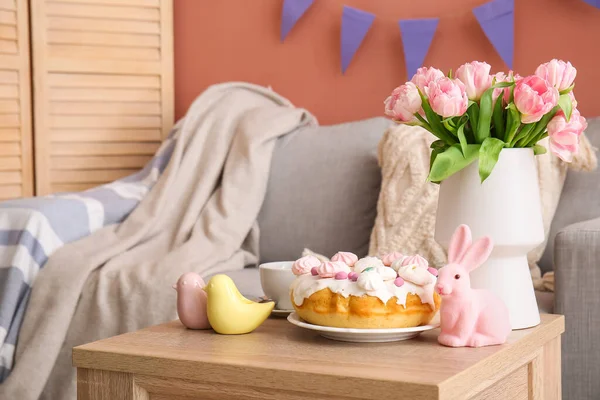 Húsvéti Torta Nyuszi Porcelán Fürj Váza Tulipánvirágokkal Asztalon Nappaliban — Stock Fotó