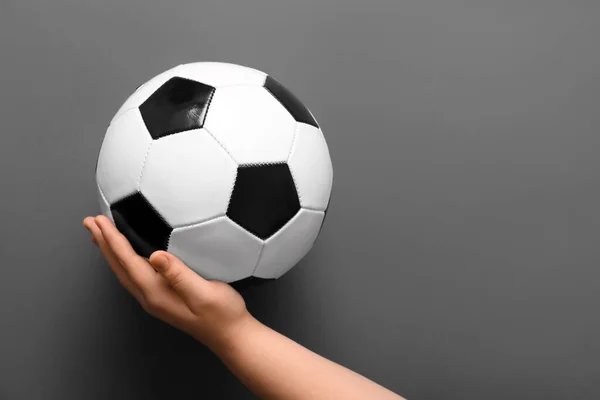 Рука Футбольным Мячом Сером Фоне — стоковое фото