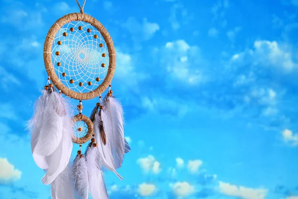 Schöner Traumfänger Hängt Vor Blauem Himmel — Stockfoto