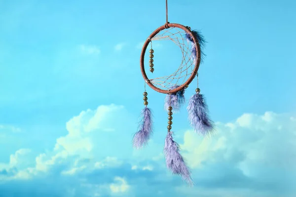 Schöner Traumfänger Hängt Vor Blauem Himmel — Stockfoto
