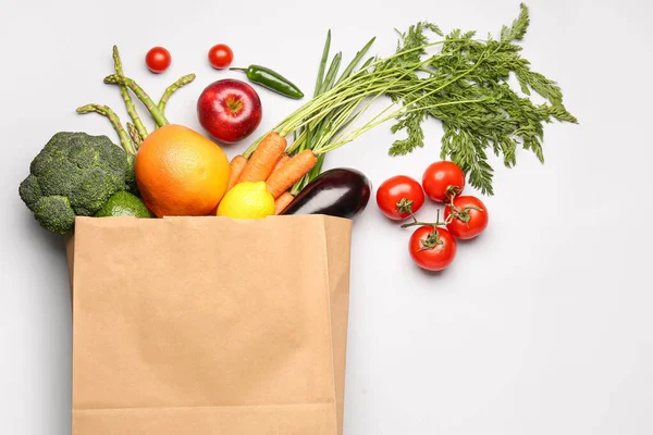 灰色の背景に野菜や果物を入れた紙袋 — ストック写真