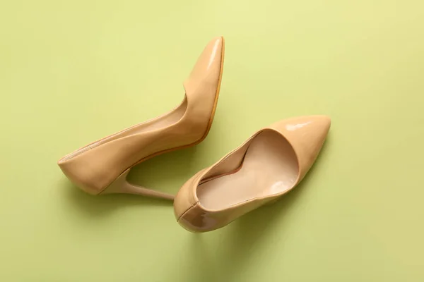 Κομψά Ψηλοτάκουνα Παπούτσια Πράσινο Φόντο — Φωτογραφία Αρχείου