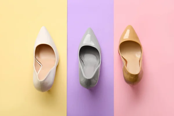 Κομψά Ψηλοτάκουνα Παπούτσια Φόντο Χρώματος Κορυφαία Προβολή — Φωτογραφία Αρχείου