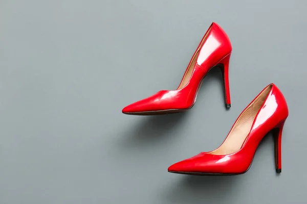 Par Zapatos Rojos Tacón Alto Sobre Fondo Gris — Foto de Stock