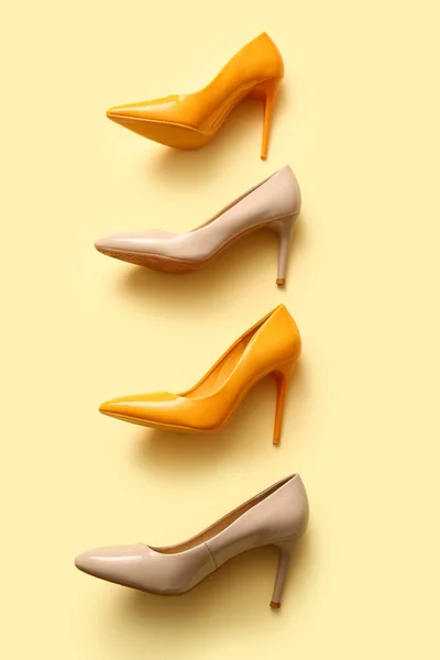 Κομψά Ψηλοτάκουνα Παπούτσια Κίτρινο Φόντο — Φωτογραφία Αρχείου