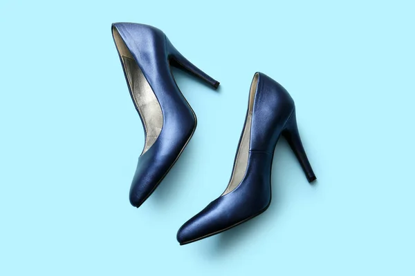 Een Paar Stijlvolle Schoenen Met Hoge Hakken Lichtblauwe Achtergrond — Stockfoto