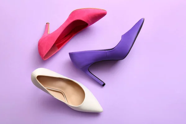 紫丁香背景的时髦高跟鞋 — 图库照片