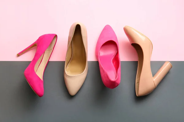 Μοντέρνα Ψηλοτάκουνα Παπούτσια Στο Φόντο Χρώμα — Φωτογραφία Αρχείου