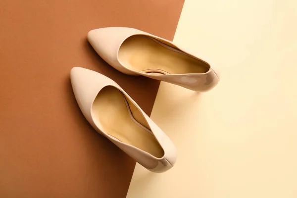 Ζεύγος Κομψών Ψηλοτάκουνων Παπουτσιών Φόντο Χρώματος — Φωτογραφία Αρχείου