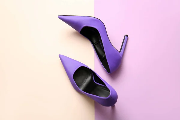 Renkli Arka Planda Şık Topuklu Ayakkabılar — Stok fotoğraf