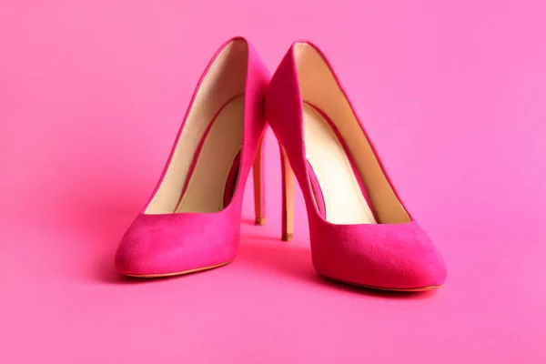 粉红底时髦高跟鞋的搭配 — 图库照片