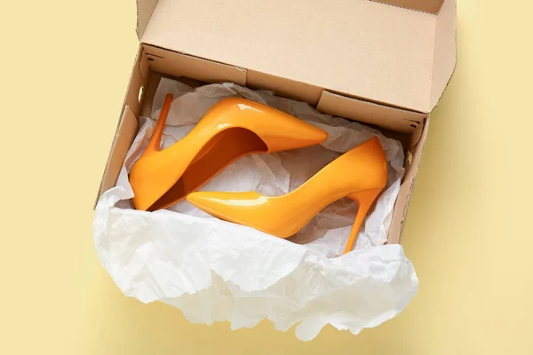 Χάρτινο Κουτί Ψηλοτάκουνα Παπούτσια Μπεζ Φόντο — Φωτογραφία Αρχείου