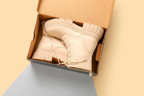 Картонная Коробка Стильной Обувью Цветном Фоне — стоковое фото