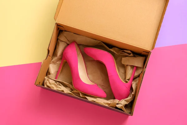 Χάρτινο Κουτί Ψηλά Τακούνια Παπούτσια Στο Φόντο Χρώμα — Φωτογραφία Αρχείου