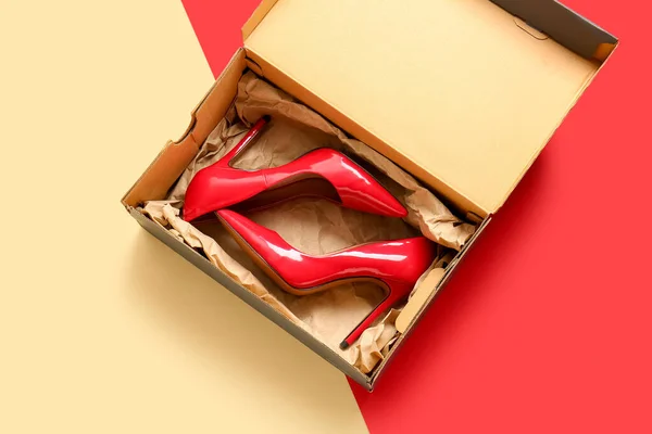 Χάρτινο Κουτί Ψηλά Τακούνια Παπούτσια Στο Φόντο Χρώμα — Φωτογραφία Αρχείου