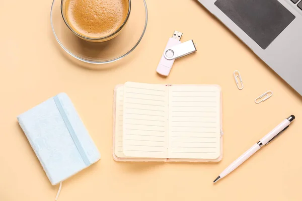 Samenstelling Met Blanco Notebook Koffiebeker Laptop Beige Achtergrond — Stockfoto