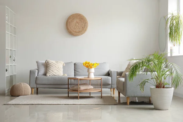 居心地の良いソファとコーヒーテーブルの上の花瓶とモダンなリビングルームのインテリア — ストック写真