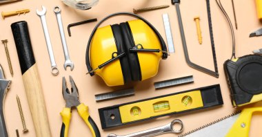 Bej arka planda işitme korumalı yapıcı araçları